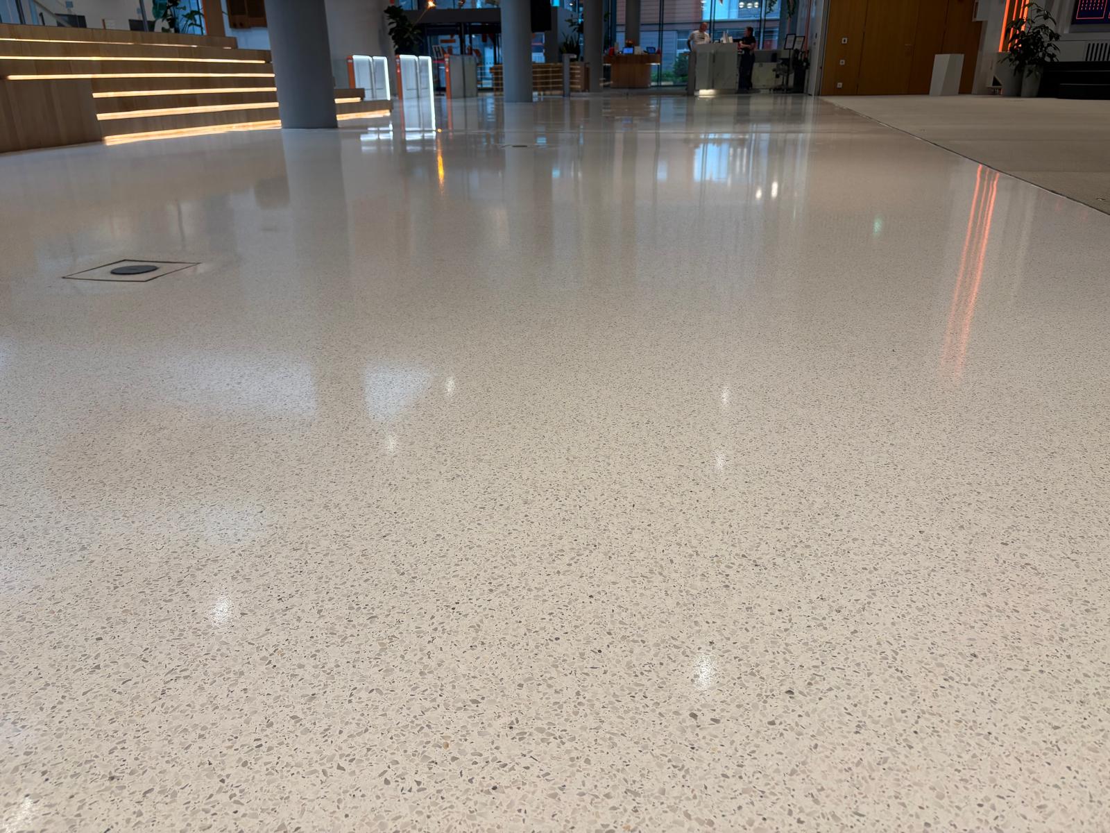 Hele terrazzo-põrand avaras fuajees